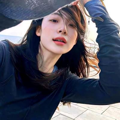 品牌活动现场直击：当红小花机场牵手女助理，深夜最新进展
